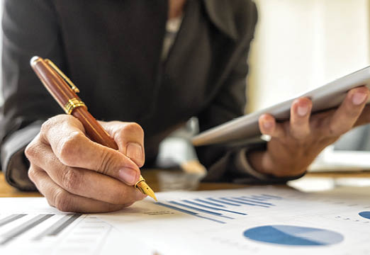 A person marking up an investment portfolio